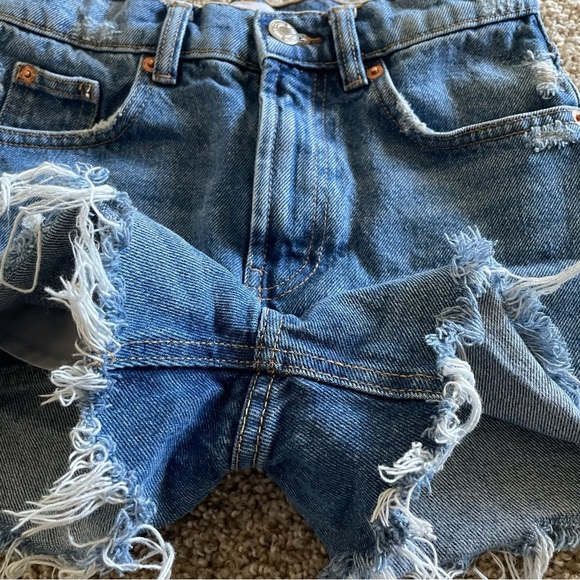 Zara Denim Shorts Women’s 0 Blue Medium Wash Distressed Cut off Raw Frayed Hem - Picture 9 of 14